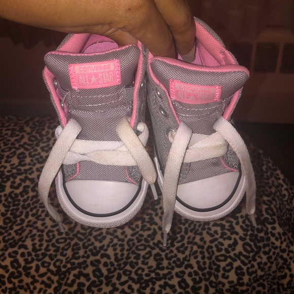 Gray and pink CONVERSE for a toddler size 5!!! - Picture 4 of 8